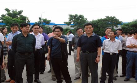 省政协副主席解洪赴川汽集团实地考察