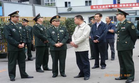 成都军区王秋生将军在荷花池汽车站视察