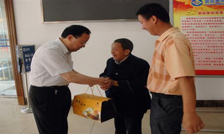 关爱困难职工  送上节日问候