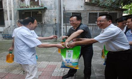 慰问军转干部  送上节日祝福