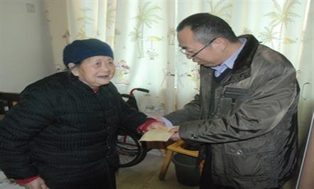 慰问困难职工  传递富临真情