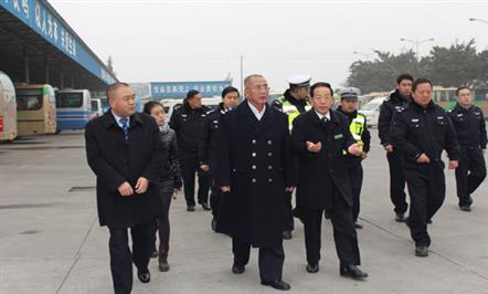绵阳市副市长、市公安局局长任建民视察南湖汽车站节前安全保障工作