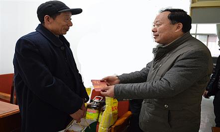 富临集团高管春节前夕走访慰问结对帮扶的28名困难职工