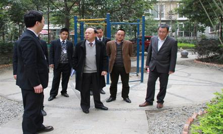 深入现场查问题  俯下身子抓落实