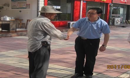 集团公司高管对口帮扶28位困难职工